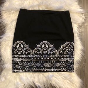 WHBM Black & White Embroidered Pencil Skirt
